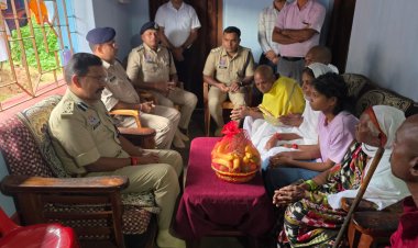 पुलिस कप्तान ने स्वयं संवेदनशीलता दिखाते हुए त्वरित विभागीय कार्यवाही पूर्ण कराई, दिवंगत आरक्षक की तेरहवीं के दिन उनके घर जाकर उनके पुत्र बोनी प्रसाद सिंह को आरक्षक के पद पर प्रदान किया नियुक्ति पत्र।