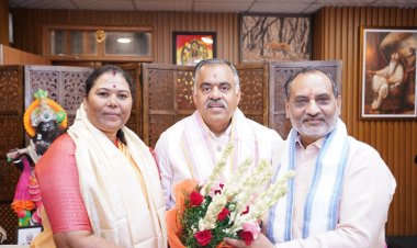 दिल्ली प्रवास के दौरान गोमती साय ने गुजरात प्रदेश प्रभारी तरुण चुघ एवं सहप्रभारी अजय महावर से की सौजन्य भेंट