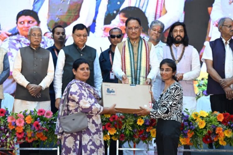 हौसले से हारी नहीं मनिंदर, मोमबत्ती से झुलसने के बाद भी हासिल किया जेईई में 281वां रैंक, जिला प्रशासन बना सहारा
