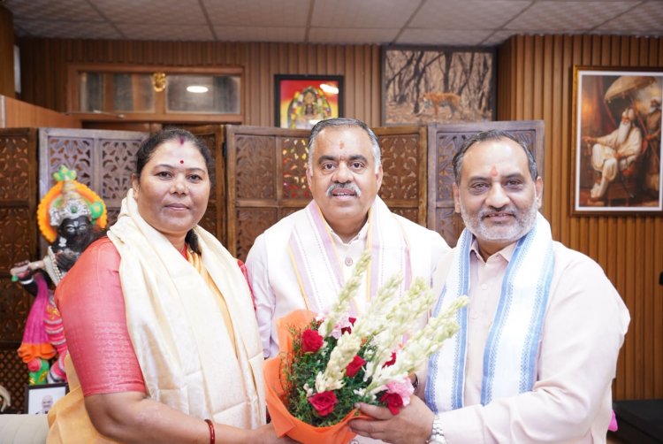 दिल्ली प्रवास के दौरान गोमती साय ने गुजरात प्रदेश प्रभारी तरुण चुघ एवं सहप्रभारी अजय महावर से की सौजन्य भेंट