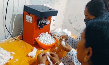 महिलाओं के हुनर से रोशन होंगे दीप, फूलबाती बनाकर आत्मनिर्भरता की नई इबारत लिख रहीं बेमेतरा की महिलाएं