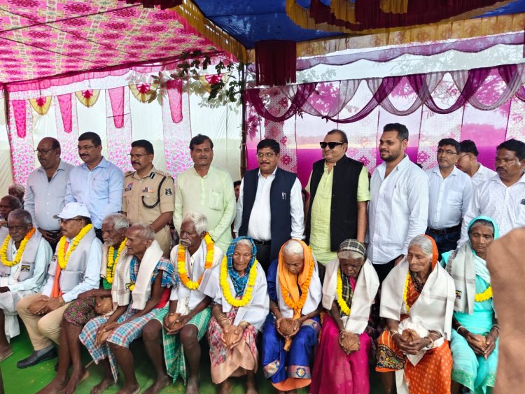 दैनिक जशपुरांचल के 27वें स्थापना दिवस पर जशपुरांचल परिवार ने बुजुर्गों का किया सम्मान, प्राथमिक विद्यालय के बच्चों को किया शैक्षणिक सामग्री का वितरण, सुसडेगा के प्राथमिक स्कूल परिसर में हुआ गरिमामय आयोजन, 31 वरिष्ठ नागरिकों को शॉल-श्रीफल भेंट कर किया सम्मानित, विद्यालय में छात्र - छात्राओं एवं अतिथियों व स्थानीय लोगो के साथ न्यौता भोज का हुवा आयोजन