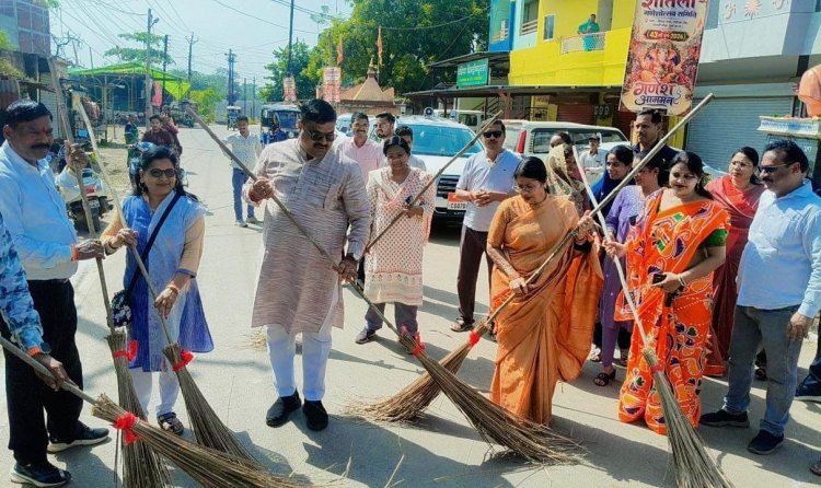 -गांधी जयंती पर शिक्षा मंत्री गजेंद्र यादव और महापौर अलका बाघमार ने झाड़ू लगाकर की स्वच्छता की शुरुआत,