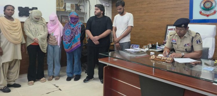 रायगढ़ पुलिस ने इंदौर के साइबर सिंडिकेट का किया पर्दाफाश, सिंडिकेट के 3 युवती समेत 5 आरोपी गिरफ्तार, इंदौर के कॉल सेंटर से संचालित था देशभर में ठगी का नेटवर्क, आरोपियों ने शेयर ट्रेडिंग के नाम पर रायगढ़ के डॉक्टर से की गई थी ₹34.17 लाख की ऑनलाइन ठगी